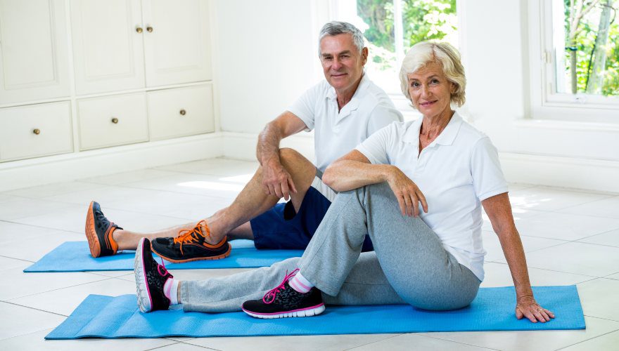 6 ejercicios para adultos mayores que puedes hacer mientras ves tu programa favorito