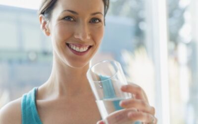 ¿Cuáles son los beneficios de tomar agua?